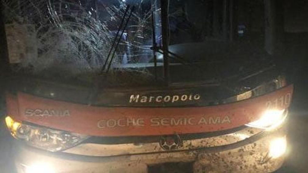 El micro quedó destrozado y la gente tuve que seguir esperando para llegar a sus casas.