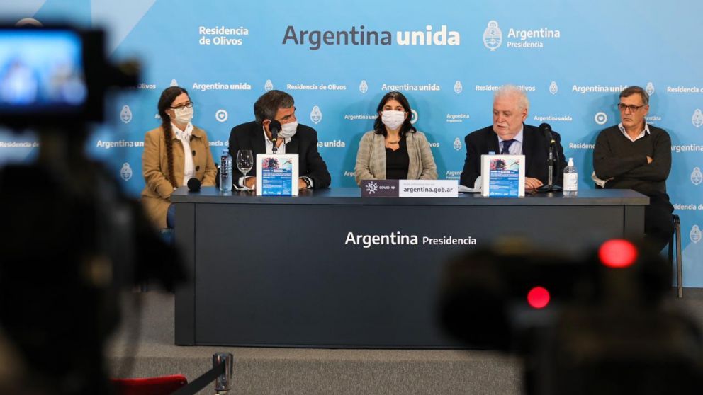 Científicos y funcionarios durante la presentación del nuevo test de industria nacional.