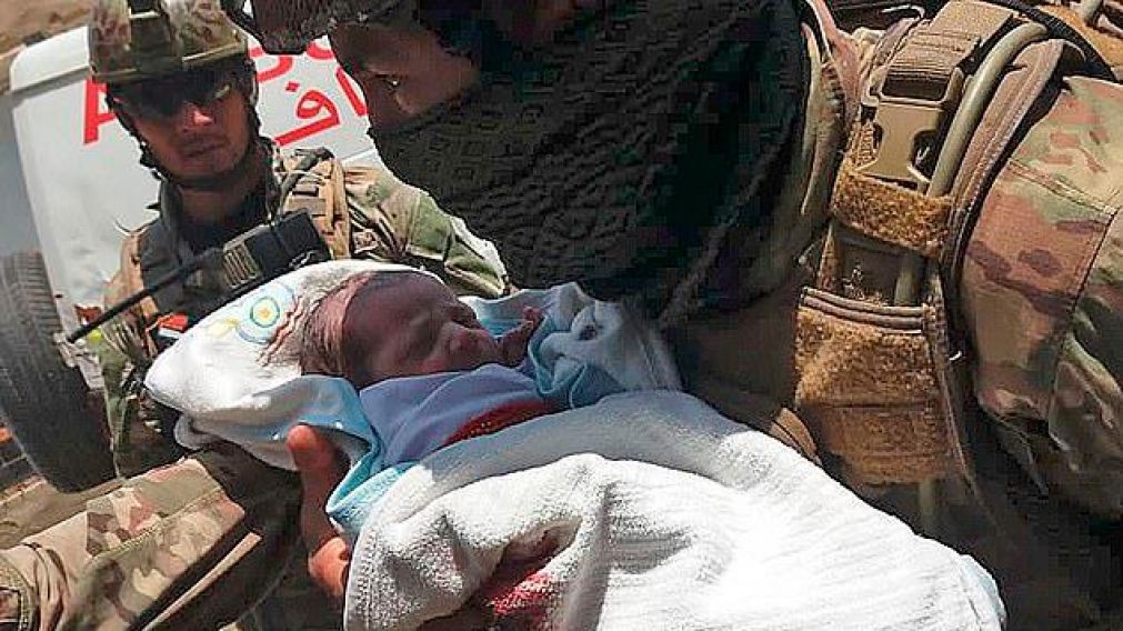 La criatura de tan solo tres horas de vida, recibió dos disparos y sobrevivió.