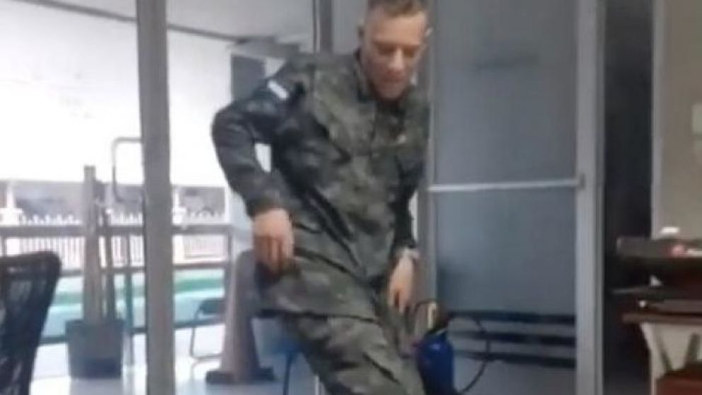 El hombre fue separado de las fuerzas (Captura de video).