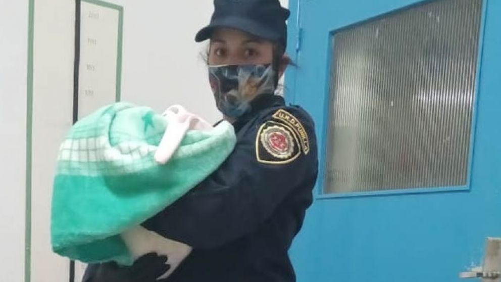 SOFÍA, EN BRAZOS DE UNA POLICÍA.