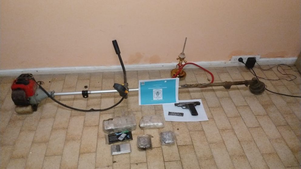 Los diversos elementos que fueron incautados por los efectivos en los allanamientos.