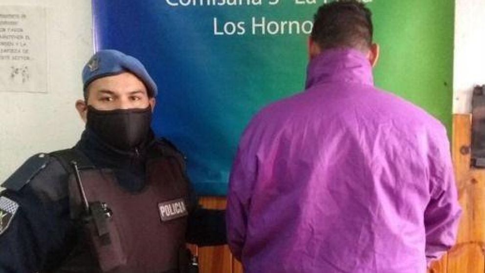 El acusado, al momento de ser detenido por la Policía de Buenos Aires.