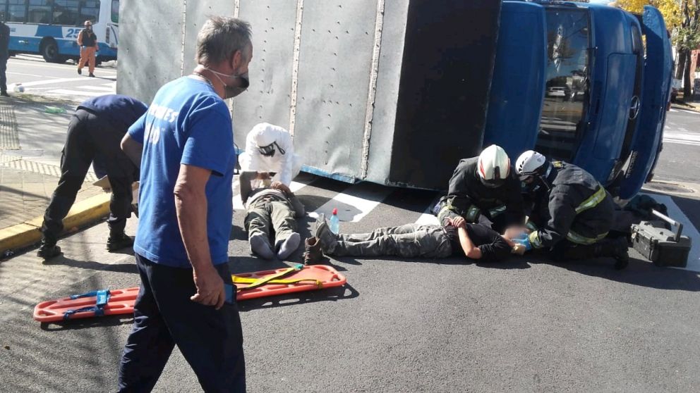 Al menos 10 heridos en un choque entre un colectivo y un cami�n en Parque Chacabuco.