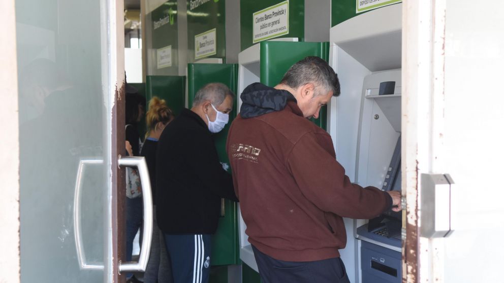 Las personas deberán respetar la terminación de DNI para recurrir a las sucursales bancarias (Pablo Villán/Crónica).
