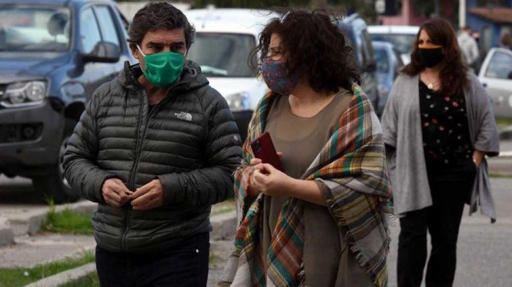 Fern�n Quir�s y Carla Vizzotti, durante el operativo conjunto de Ciudad y Naci�n en el Barrio 1-11-14 (T�lam/Archivo).
