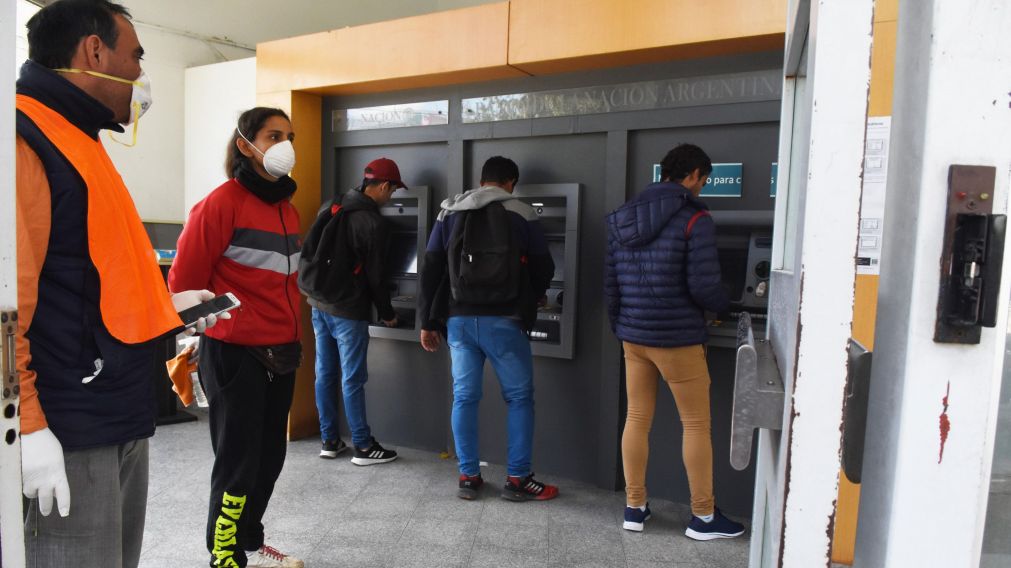 Las personas deber�n respetar la terminaci�n de DNI para recurrir a las sucursales bancarias (Pablo Vill�n/Cr�nica).