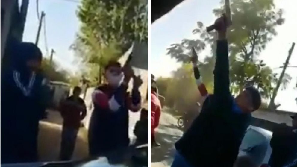 Los jóvenes apuntaban con sus armas al aire y efectuaron una serie de disparos en "homenaje" (Captura).