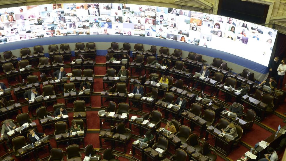 La pantalla dispuesta en el recinto para sesionar de manera remota (Crónica/Fernando Pérez Re).