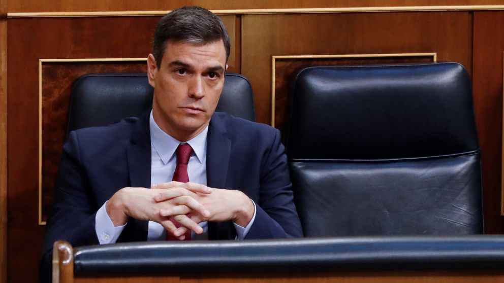 Pedro Sánchez es cuestionado por la forma en que manejó la dramática situación.