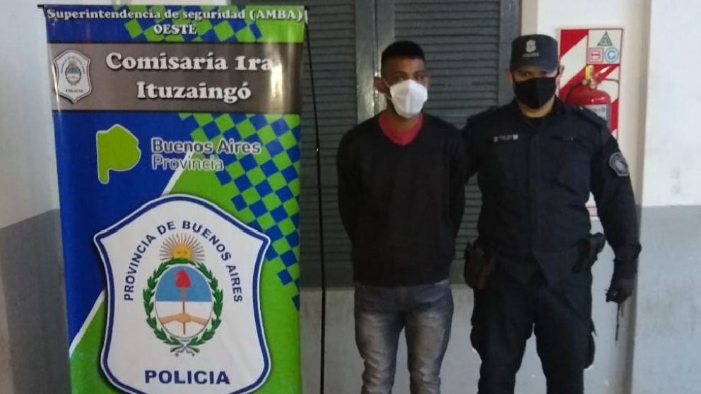Uno de los malvivientes que fue capturado luego del tiroteo que ocurrió en la localidad de Ituzaingó..
