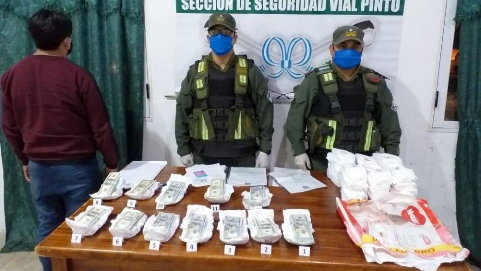 Los pañales y los dólares decomisados durante el operativo de control. (Gentileza: El Liberal)