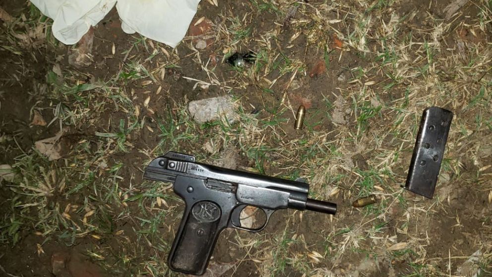 LA PISTOLA 9 MILÍMETROS QUE FUE INCAUTADA EN PODER DEL RECLUSO BENEFICIADO.