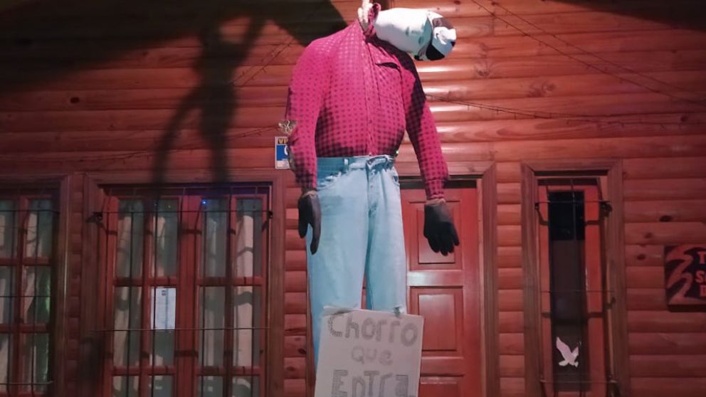 Pusieron en sus casas "espantachorros" para intimidar.