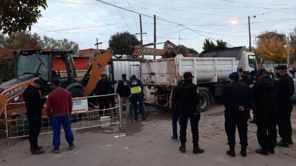 Efectivos policiales trabajando en el lugar del hecho (gentileza Rosario Plus).