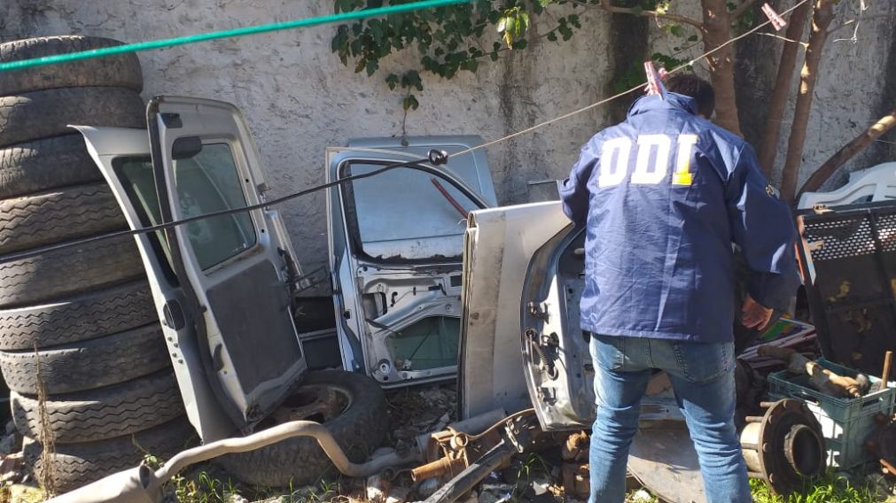 Los investigadores policiales secuestraron numerosas autopartes tras revisar el citado predio.