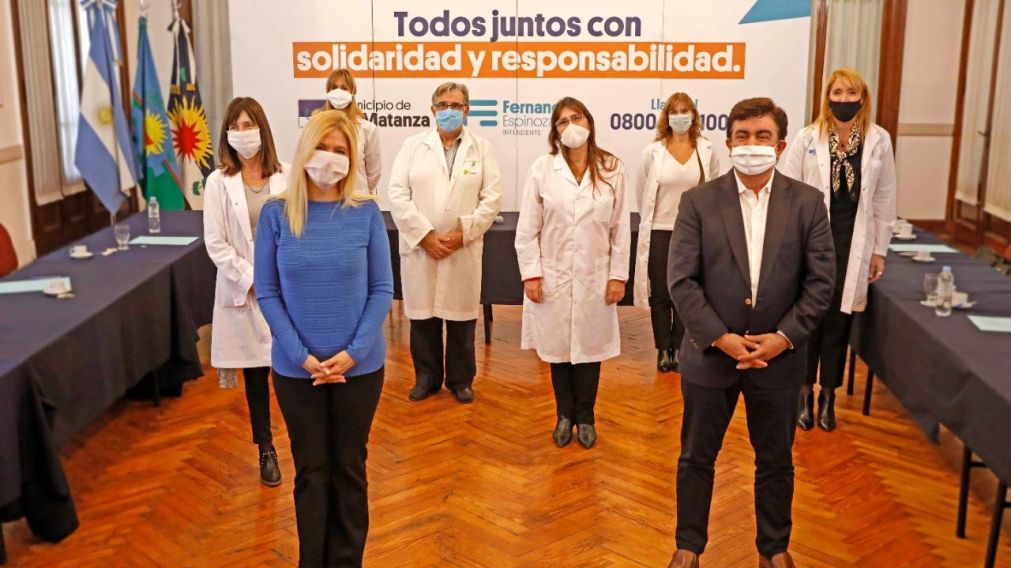 Verónica Magario junto a Fernando Espinoza, Directores de Hospitales Provinciales que se encuentran en el distrito y con el equipo de la Secretaria de Salud del Municipio