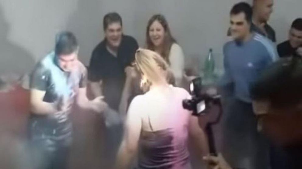 Se le aguó el festejo a la secretaria (Captura de video).