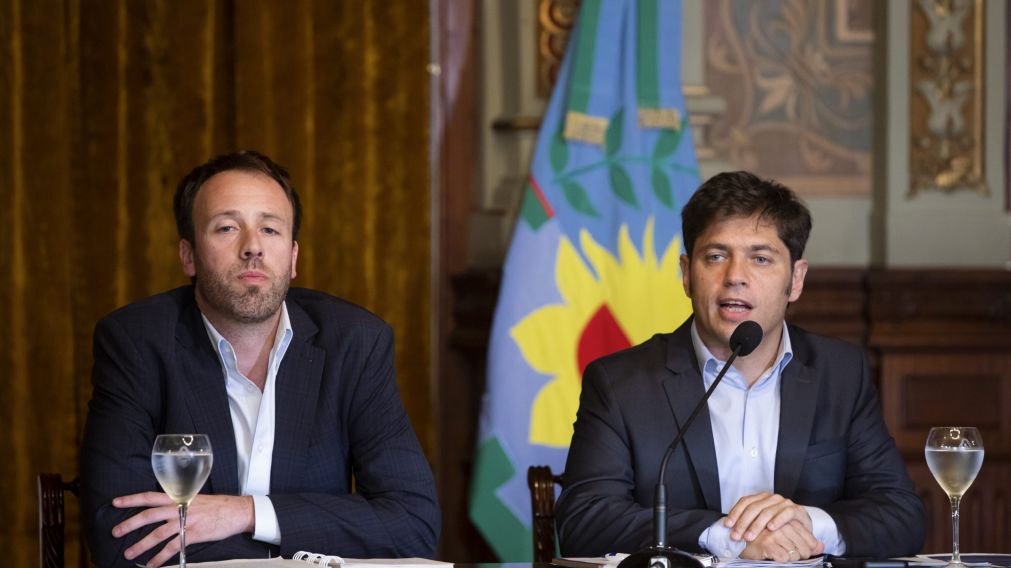 El gobernador Kicillof, junto al ministro de Economía, Pablo López.