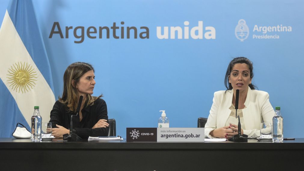 FERNANDA RAVERTA, DE LA ANSES, JUNTO A LUANA VOLNOVICH, DE PAMI, AL HACER EL ANUNCIO.