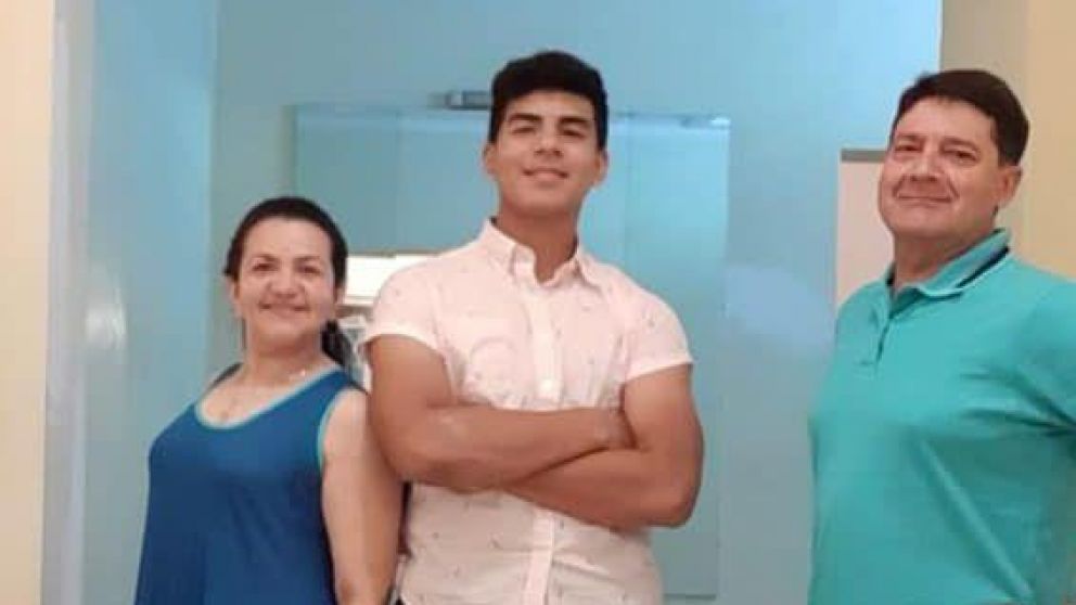 Fernando Báez Sosa junto a sus padres.