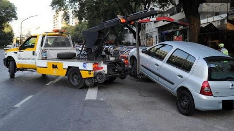Capital: el libre estacionamiento continúa, pero las grúas siguen para "faltas extremas".