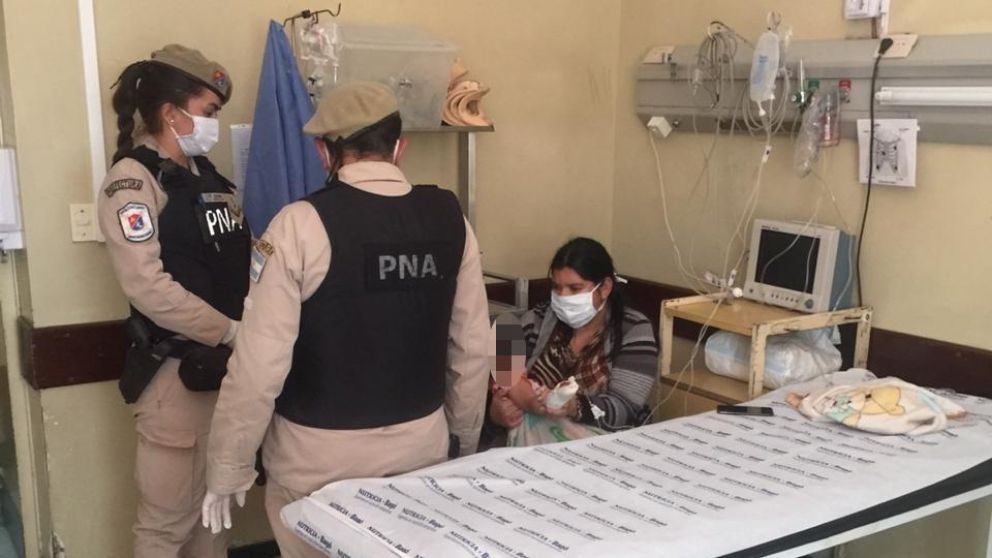 Los agentes de Prefectura junto a la mamá y su nena de 2 años.