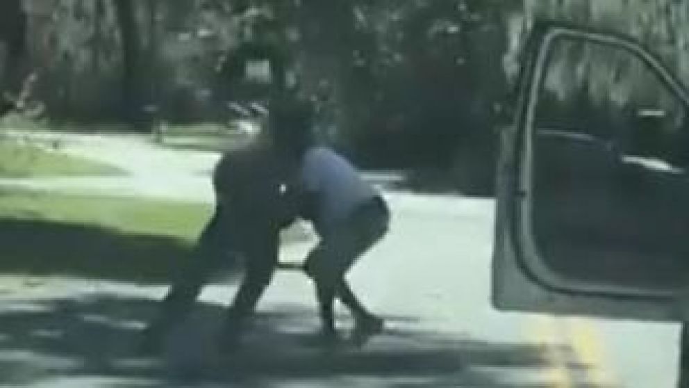 El momento en que el joven corredor fue atacado por los dos hombres armados (Captura).