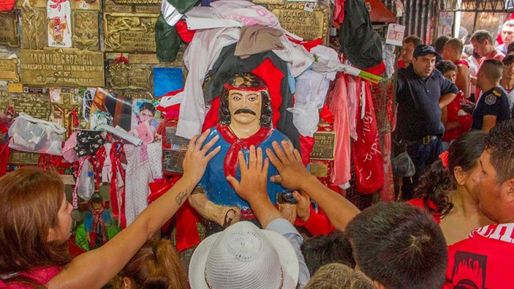 Los fieles visitan los santuarios y dejan cigarrillos como ofrenda (Archivo).