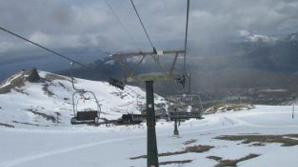 MUCHA NIEVE Y POCA GENTE. PANORAMA DE LA DESOLACI�N POR EL CESE DE ACTIVIDADES.