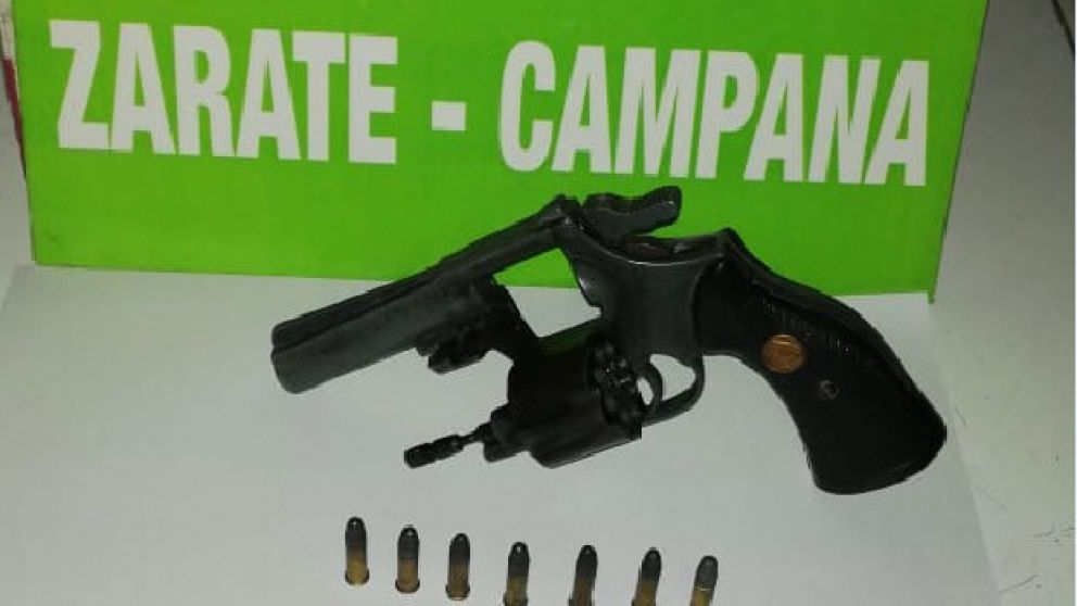 EL REVÓLVER QUE FUE SECUESTRADO POR LOS POLICÍAS EN LOS DIVERSOS ALLANAMIENTOS.