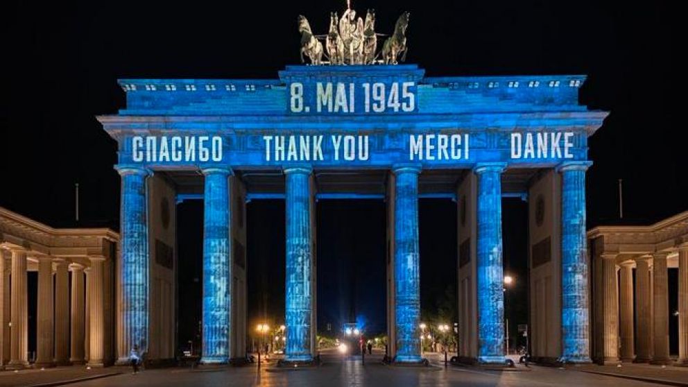 La Puerta de Brandeburgo se vistió para la ocasión (Twitter).