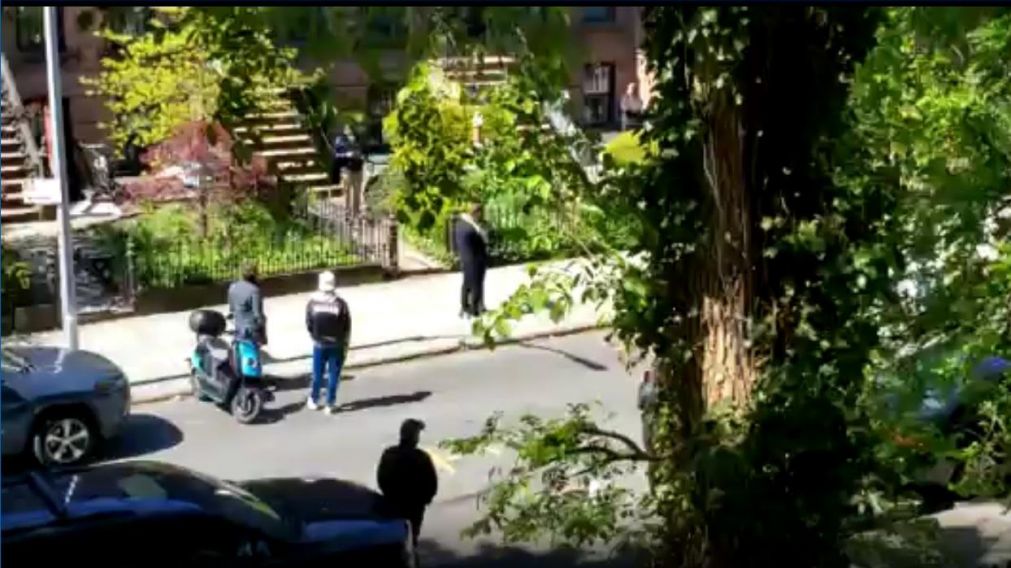 El cantante de �pera que emocion� a vecinos de Brooklyn (Captura de pantalla). 