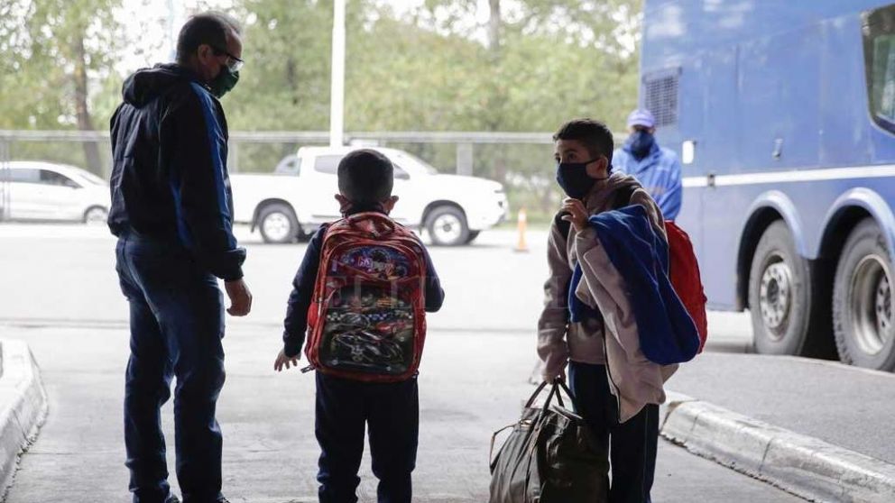Los chicos podrán salir solo los fines fin de semana, por una hora, acompañados por alguno de sus padres (Télam/Archivo).