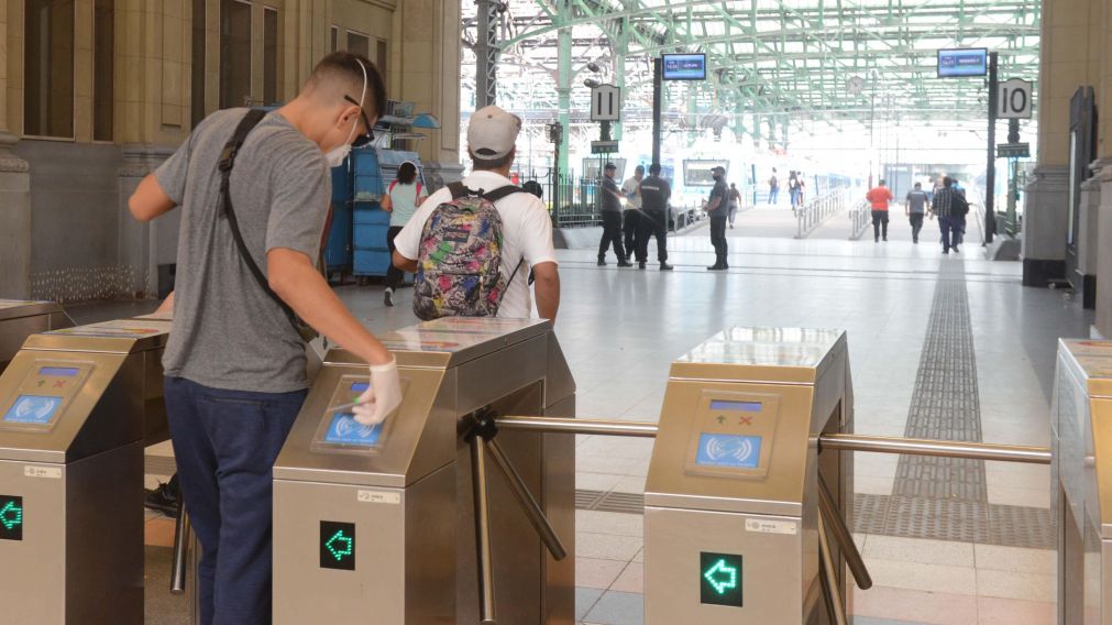 Entre los hábitos que se modificarán post pandemia, se encuentra la idea de evitar el transporte público.