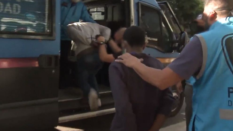 Los cuatro apresados en el conventillo suben al camión celular.