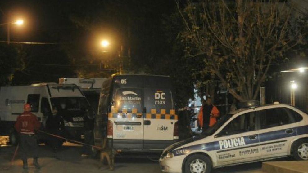 EL OPERATIVO POLICIAL EN EL DOMICILIO UBICADO EN LA CIGÜEÑA Y CALLE 5, DONDE HALLARON LOS CUERPOS.