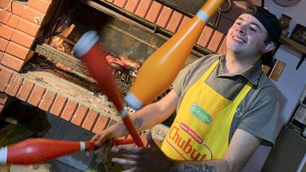 La historia de Facundo Guita, el mochilero varado que rob� 250 "lucas" a comerciante que lo hosped� en cuarentena.
