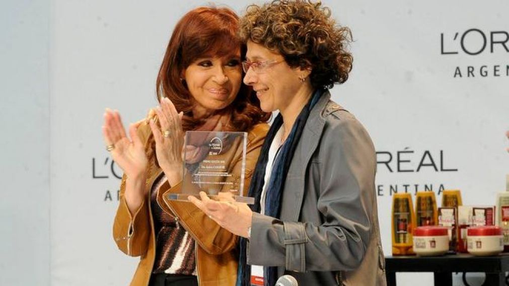 La Vicepresidenta felicitó a científicos por desarrollo de test para detectar anticuerpos.