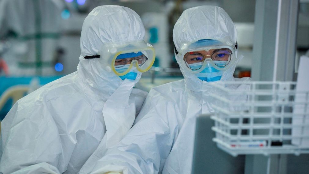 Investigadores creen que el coronavirus posiblemente puede transmitirse a través del sexo.