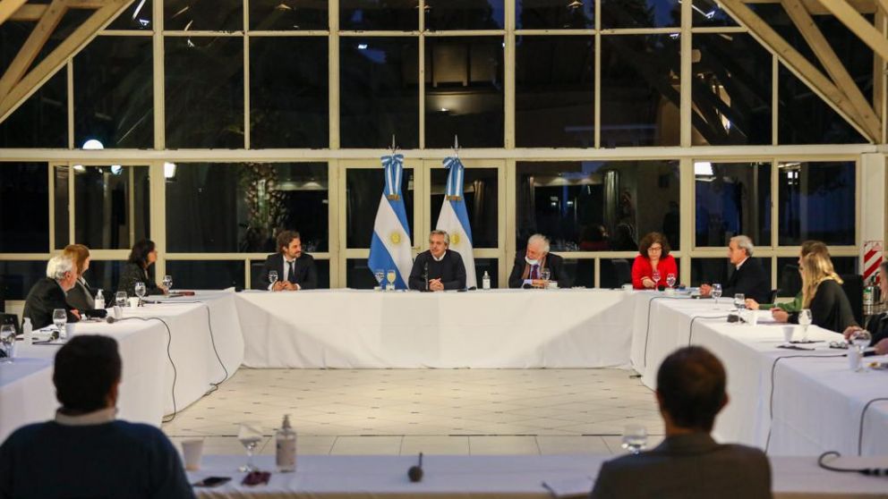 Fernández, González García y Cafiero, con los especialistas.