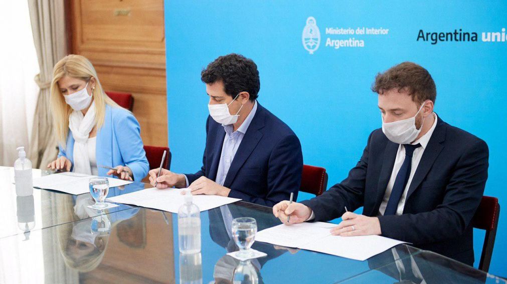 El momento de la firma del convenio para las sesiones virtuales en la provincia de Buenos Aires.