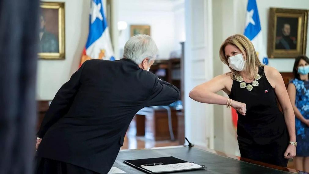 El saludo entre Piñera y la nieta de Pinchet, nueva ministra de la Mujer.