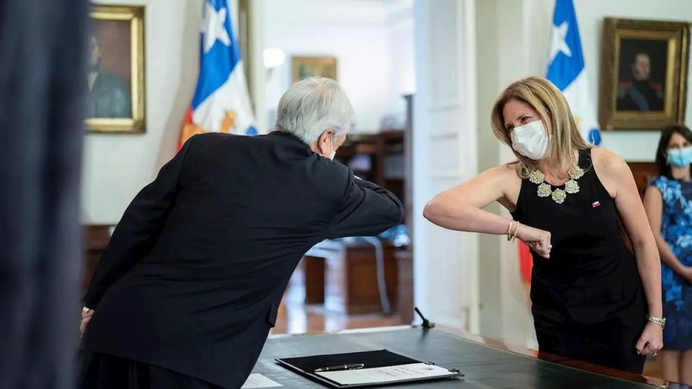El saludo entre Piñera y la nieta de Pinchet, nueva ministra de la Mujer.