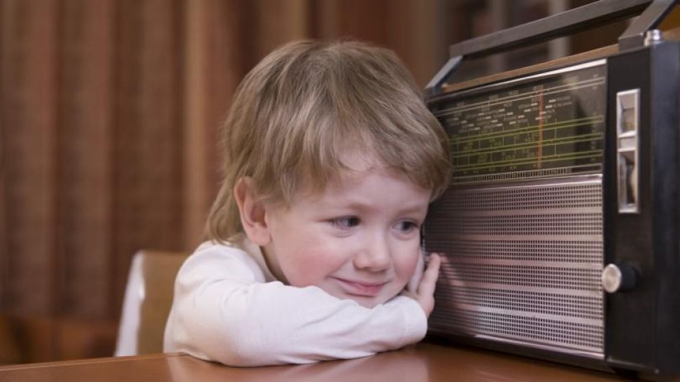 La radio se convirtió en el nuevo método de educación donde no hay internet.