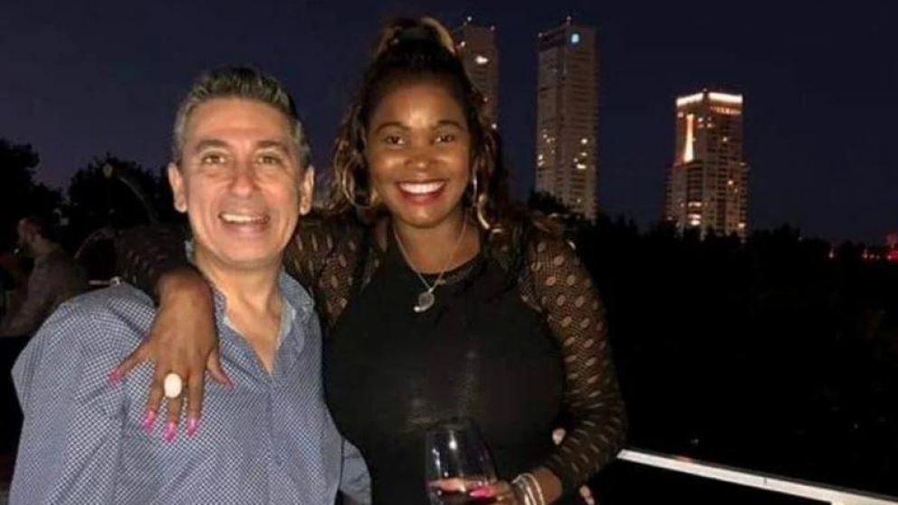 Fernando Morales junto con su esposa Crymy.