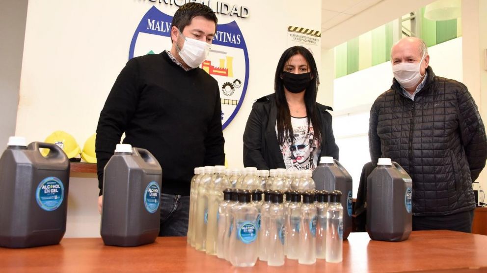 El intendente de Malvinas Argentinas, Leonardo Nardini, visitó la Planta de Biodiésel Municipal, donde produjeron 23 litros de alcohol en gel.