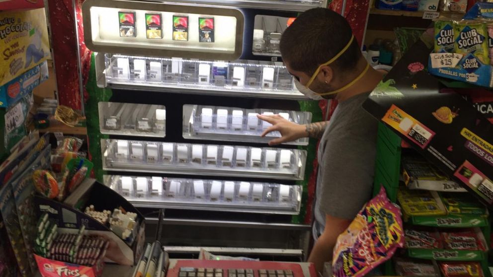 En los quioscos, las cajas de cigarrillos ocupan cada vez un sector m�s chico (Carlos Ventura/Cr�nica)..