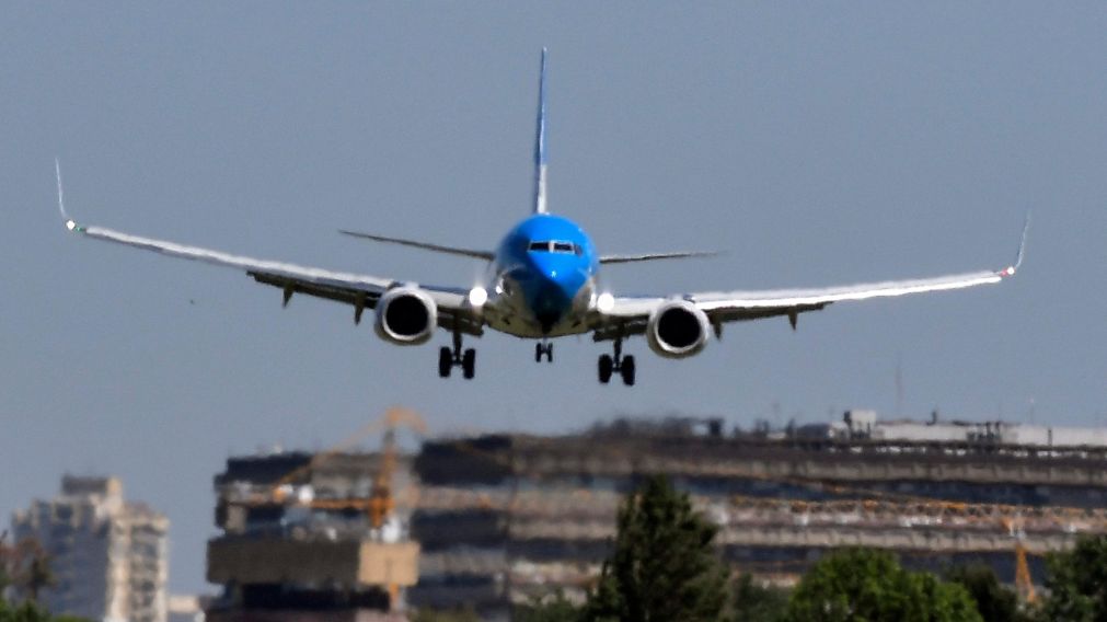 Aerol�neas Argentinas y Austral se fusionar�n en una sola compa��a. (T�lam)
