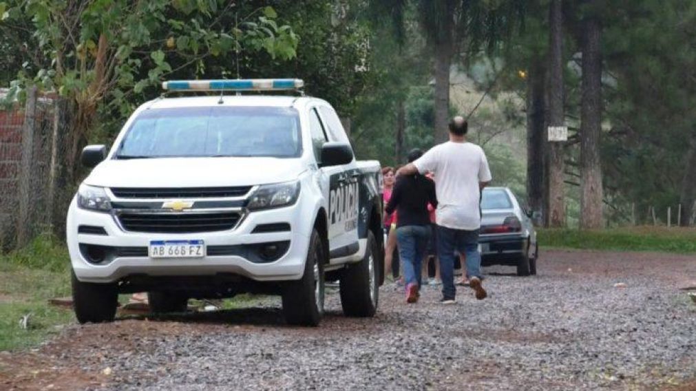 La Policía de Misiones trabajando el lugar del hecho.